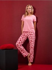 Bawełniana piżama dwuczęściowa z motywem serca - różowy. Czerwone piżamy Sinsay, bez wzorów, z bawełny, bez ramiączek. Za 29.99 zł.