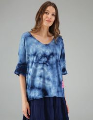 Bluzka tie dye. Niebieskie bluzki Unisono, uniwersalny, bez wzorów, z bawełny, z asymetrycznym kołnierzem, bez ramiączek. Za 119.00 zł.
