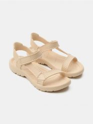 Sandały z pianki - kremowy. Białe sandały Sinsay, bez wzorów, bez obcasa, bez zapięcia. Za 29.99 zł.