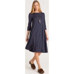 SUKIENKA PARMA Weekend Max Mara. Niebieskie sukienki Weekend Max Mara, na co dzień, l, bez wzorów, z materiału, bez kołnierzyka, bez ramiączek, midi, proste. Za 443.40 zł.