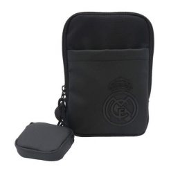 Real Madryt saszetka na ramię Cross Body Bag czarna. Czarne torby na ramię REAL MADRID, bez wzorów, na ramię, bez dodatków. Za 89.00 zł.