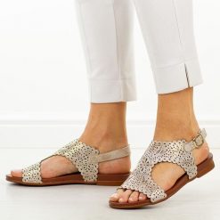 Złote płaskie sandały damskie M.Daszyński 1958-11. Żółte sandały M.Daszyński, w ażurowe wzory, ze skóry, eleganckie, bez obcasa, na płaskiej podeszwie, bez zapięcia. Za 159.00 zł.