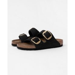 Klapki damskie Birkenstock Arizona Big Buckle. Czarne klapki Birkenstock, bez wzorów, z materiału, bez obcasa. Za 656.70 zł.
