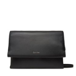 Torebka Calvin Klein. Czarne listonoszki Calvin Klein, bez wzorów, bez dodatków. Za 289.99 zł.
