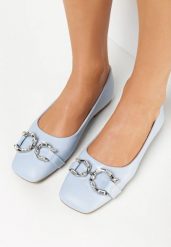 Niebieskie Balerinki z Kwadratowym Noskiem i Metalową Ozdobą Vosho. Niebieskie baleriny Born2be, z aplikacjami, ze skóry ekologicznej, przed kostkę, bez obcasa, na płaskiej podeszwie. Za 39.99 zł.