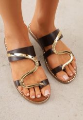 Brązowe Klapki Japonki z Paskiem na Palec i Metaliczną Ozdobą Qhesith. Brązowe klapki Born2be, z aplikacjami, z jeansu, bez obcasa, na płaskiej podeszwie. Za 69.99 zł.