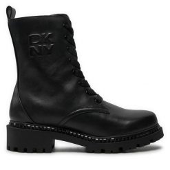 Botki DKNY. Czarne botki DKNY, bez wzorów, bez obcasa, na płaskiej podeszwie, bez zapięcia. Za 829.99 zł.