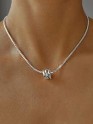 Les Petites Précieuses Srebrny naszyjnik z elementem ozdobnym - dł. 40 cm rozmiar: onesize. Szare naszyjniki Les Petites Précieuses, srebrne. Za 162.95 zł.