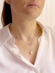 ATELIERS SAINT GERMAIN Srebrny naszyjnik z perłą - dł. 42 cm rozmiar: onesize. Szare naszyjniki ATELIERS SAINT GERMAIN, z cyrkonią, srebrne. Za 249.76 zł.