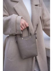 Maison héritage PARIS Skórzana torebka "Skadi" w kolorze szarobrązowym - 14 x 20 x 4,5 cm rozmiar: onesize. Brązowe torby na ramię Maison héritage PARIS, bez wzorów, z materiału, na ramię, bez dodatków. Za 210.32 zł.