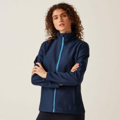 Damska kurtka softshell Ablaze z nadrukiem. Niebieskie kurtki sportowe Regatta, na jesień, bez wzorów, z softshellu, bez kaptura, trekkingowe. Za 199.99 zł.