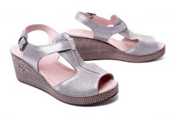 LANQIER 44C2935 vizyon florya, sandały damskie. Szare sandały Lanqier, w ażurowe wzory, z gumy, bez obcasa, na koturnie, bez zapięcia. Za 189.90 zł.