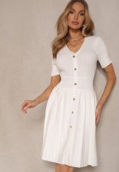 Biała Wiskozowa Sukienka Rozkloszowana Zdobiona Guzikami i Plisami Alulassa. Białe sukienki Renee, na co dzień, na wiosnę, z aplikacjami, z wiskozy, eleganckie, bez kołnierzyka, bez ramiączek, mini, rozkloszowane. Za 139.99 zł.