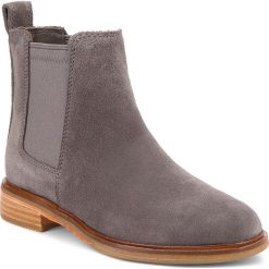Sztyblety CLARKS - Clarkdale Arlo 261367214 Grey Suede. Szare botki Clarks, bez wzorów, z materiału, bez obcasa, na obcasie, bez zapięcia. W wyprzedaży za 349.00 zł.