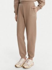 Guess Spodnie dresowe V6RB15 K9V31 Beżowy Regular Fit. Brązowe spodnie dresowe Guess, l, z aplikacjami, z bawełny. Za 299.99 zł.