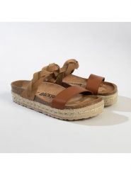 BACKSUN Skórzane klapki w kolorze jasnobrązowym rozmiar: 42. Brązowe klapki Backsun, bez wzorów, z otwartym noskiem, bez obcasa, na platformie. Za 117.73 zł.