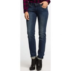 Wrangler - Jeansy Molly. Niebieskie jeansy Wrangler, z aplikacjami, z obniżonym stanem. W wyprzedaży za 199.90 zł.