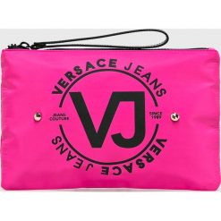 Versace Jeans - Kosmetyczka. Czerwone kufry i kosmetyczki Versace Jeans, bez wzorów, z jeansu, bez dodatków. W wyprzedaży za 99.90 zł.