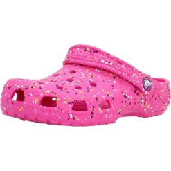 Sandały CROCS CLASSIC PAINT SPLATT Rose. Czerwone sandały Crocs, bez wzorów, z syntetyku, bez obcasa, bez zapięcia. Za 207.99 zł.