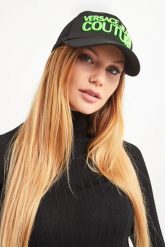 CZAPKA Z DASZKIEM VERSACE JEANS COUTURE. Czapki Versace Jeans Couture, bez wzorów, z jeansu. W wyprzedaży za 59.70 zł.