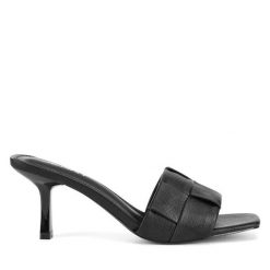 Klapki JENNY. Czarne klapki Jenny, bez wzorów, bez obcasa. Za 139.99 zł.