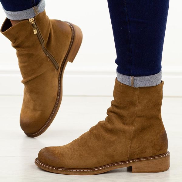 Brązowe zamszowe botki damskie Potocki 12716. Brązowe botki POTOCKI, na jesień, bez wzorów, z dzianiny, z okrągłym noskiem, bez obcasa, na płaskiej podeszwie, bez zapięcia. W wyprzedaży za 196.94 zł.