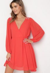 Czerwona Sukienka z Kryształkami na Ramionach i Rękawach z Kopertowym Dekoltem Arosaila. Czerwone sukienki Born2be, na imprezę, s, bez wzorów, bez kołnierzyka, bez ramiączek, mini, kopertowe. Za 39.99 zł.