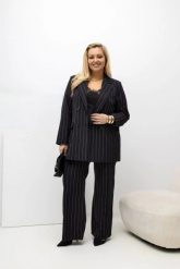 Czarny garnitur Jane – damski komplet w paski: żakiet pudełkowy i spodnie z prostą nogawką PLUS SIZE XXL OVERSIZE WIOSNA. Czarne marynarki i żakiety Moda Size Plus Iwanek, l, bez wzorów, z gumy, biznesowe. Za 499.90 zł.