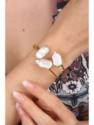 Pierres delicates Pozłacana bransoletka z masą perłową rozmiar: onesize. Białe bransoletki Pierres delicates, z perłą, pozłacane. Za 104.89 zł.