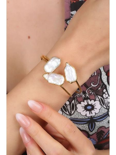 Pierres delicates Pozłacana bransoletka z masą perłową rozmiar: onesize. Białe bransoletki Pierres delicates, z perłą, pozłacane. Za 113.36 zł.