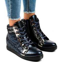 Granatowe sneakersy na koturnie R468-1. Botki ButyModne, na jesień, z aplikacjami, bez obcasa, na koturnie, bez zapięcia. Za 69.00 zł.