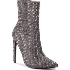 Botki STEVE MADDEN - Wifey Ankleboot SM11000104-02003-998 Rhinestone. Szare botki Steve Madden, bez wzorów, z materiału, bez obcasa, bez zapięcia. W wyprzedaży za 409.00 zł.