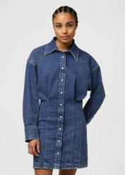 DAMSKA SUKIENKA JEANSOWA WRANGLER DARTED SKIRT DRESS SAPPHIRE TRACE 112370802. Niebieskie sukienki Wrangler, s, bez wzorów, z jeansu, bez kołnierzyka, bez ramiączek. Za 269.99 zł.