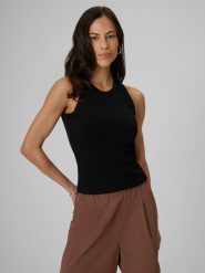 4F Top slim z prążkowanej dzianiny damski - czarny S. Czarne topy 4f, s, bez wzorów, z bawełny, bez kołnierzyka, bez ramiączek. Za 49.99 zł.