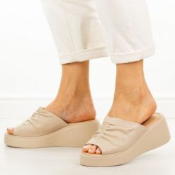 Beżowe skórzane klapki damskie na platformie Vinceza 66949. Brązowe klapki VINCEZA, bez wzorów, z jeansu, bez obcasa, na platformie. Za 219.00 zł.