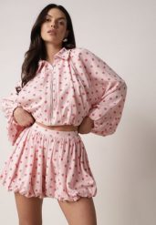 Różowe Szorty z Bawełną i Wiskozą o Kroju Bombki w Kropki Haros. Czerwone szorty Born2be, bez wzorów, z bawełny, eleganckie. Za 119.99 zł.