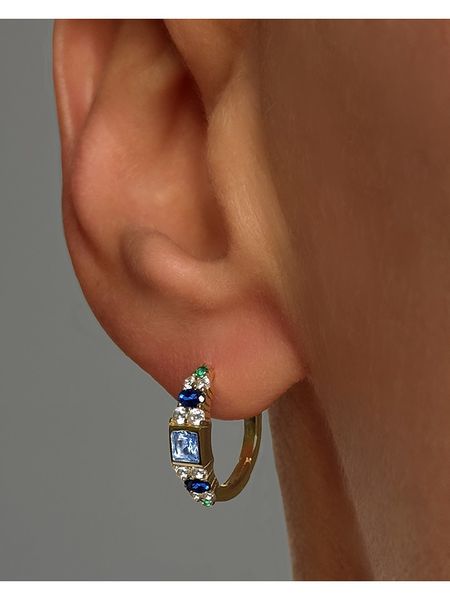 Les Petites Précieuses Pozłacane kolczyki-kreole z cyrkoniami rozmiar: onesize. Niebieskie kolczyki Les Petites Précieuses, z cyrkonią, pozłacane. Za 118.28 zł.