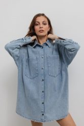Koszula MIDI o kroju oversize w kolorze CLASSIC BLUE JEANS - MINDY. Niebieskie koszule Marsala, m, bez wzorów, z denimu, biznesowe, bez kołnierzyka, bez ramiączek. Za 499.90 zł.