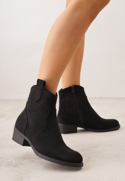 Czarne Ażurowe Botki na Słupku Typu Kowbojki Iolerine. Czarne botki Renee, w ażurowe wzory, z jeansu, bez obcasa, na płaskiej podeszwie, bez zapięcia. Za 129.99 zł.