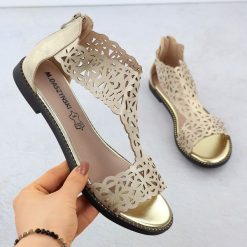 Sandały damskie ażurowe platynowe złote M.Daszyński MR24148-2. Szare sandały M.Daszyński, w ażurowe wzory, ze skóry ekologicznej, bez obcasa, bez zapięcia. Za 159.99 zł.