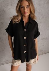 Czarna Oversizowa Koszula z Wiskozy na Krótki Rękaw z Oryginalnymi Guzikami Isea. Czarne koszule Renee, l, bez wzorów, z materiału, eleganckie, bez kołnierzyka, bez ramiączek. Za 89.99 zł.