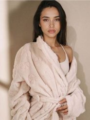 Szlafrok ze wzorkiem z kokardy - kremowy. Białe szlafroki Sinsay, l, bez wzorów, bez ramiączek, bez kaptura. Za 59.99 zł.