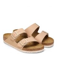 Birkenstock Klapki "Arizona BF" w kolorze beżowym rozmiar: 36. Brązowe klapki Birkenstock, bez wzorów, z otwartym noskiem, bez obcasa. Za 344.95 zł.