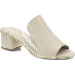 Beżowe Klapki Chebello Damskie Modne Buty Damskie. Brązowe klapki CheBello, bez wzorów, ze skóry, bez obcasa, na obcasie. Za 209.00 zł.