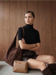 Torba hobo z kosmetyczką, z imitacji zamszu - brązowy. Brązowe kufry i kosmetyczki Sinsay, bez wzorów, bez dodatków. Za 39.99 zł.