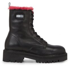 Botki Tommy Jeans. Czarne botki Tommy Jeans, bez wzorów, z jeansu, bez obcasa, na płaskiej podeszwie, bez zapięcia. Za 849.99 zł.