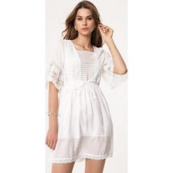 Biała Sukienka Pop In. Białe sukienki Born2be, l, z aplikacjami, z wiskozy, bez kołnierzyka, bez ramiączek, mini, rozkloszowane. Za 129.99 zł.