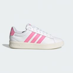 Buty Grand Court 3.0. Białe obuwie sportowe Adidas, bez zapięcia, na fitness i siłownię. Za 349.00 zł.