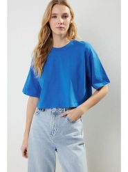 Trendyol Koszulka w kolorze niebieskim rozmiar: M. Niebieskie bluzki Trendyol, m, bez wzorów, z bawełny, bez kołnierzyka, bez ramiączek. Za 73.95 zł.