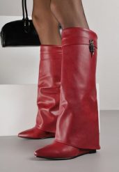 Czerwone Kozaki na Koturnie z Modnie Wywiniętą Cholewką z Klamrą Erisela. Czerwone kozaki Born2be, na zimę, z jeansu, bez obcasa, na koturnie, bez zapięcia. Za 159.99 zł.